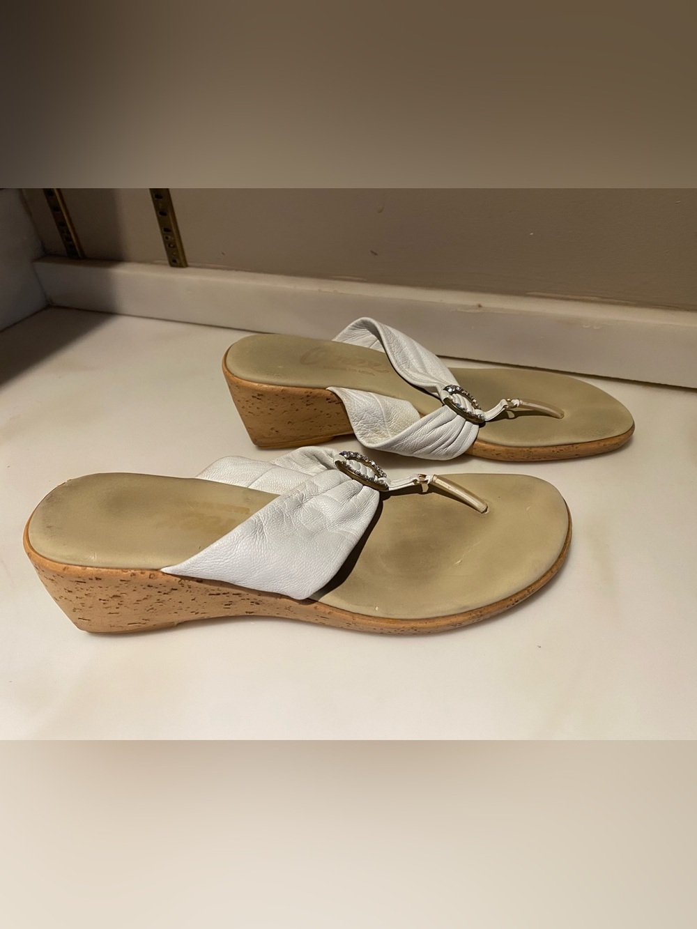 ONEX White Leather Wedge Thong Sandals with Rhinestone Accent, Size 7